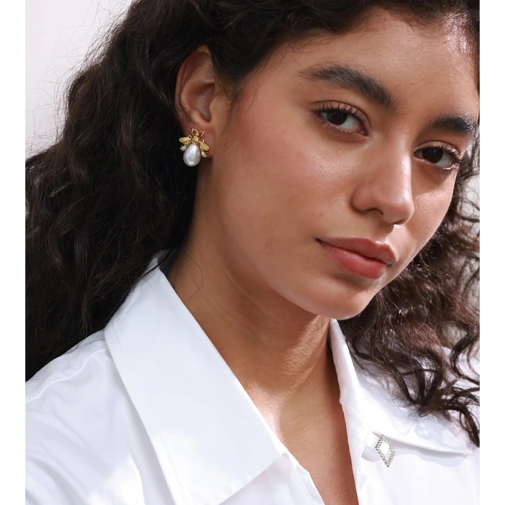 Queen Bee Earrings, gold, with pearls, made of 18K gold-plated stainless steel, in the shape of a bee - Universe of Pearls Collection