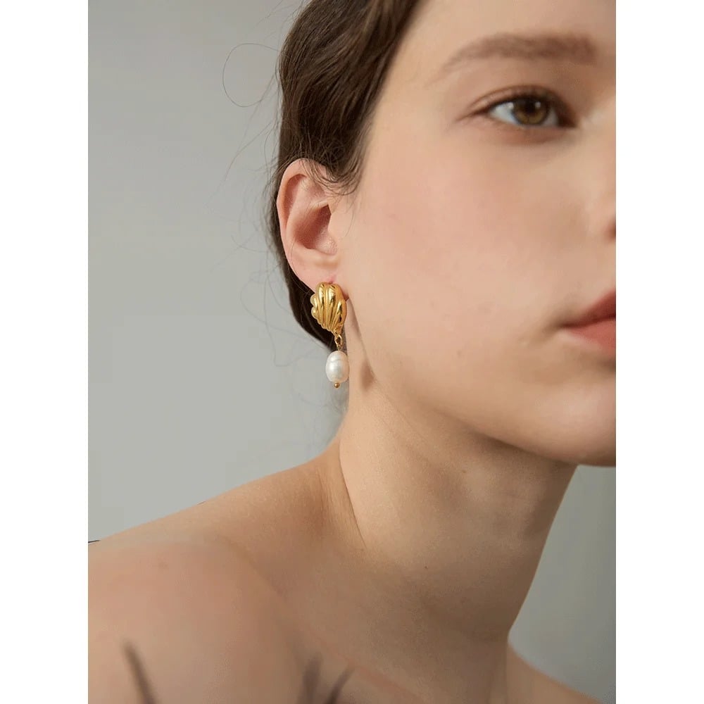 Cercei Naomi, aurii, din otel inoxidabil si perle naturale de cultura, placati cu aur 18K - Colectia Universe of Pearls