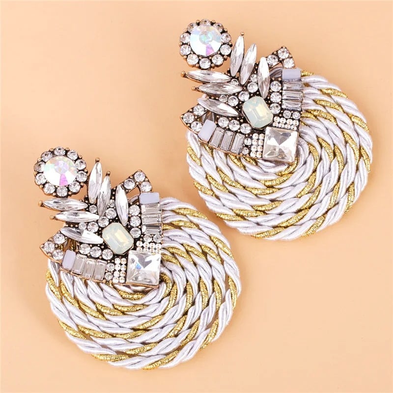 Cercei Orla, rotunzi, alb cu auriu, decorati cu pietre, cu model impletit