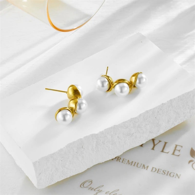 Leia Earrings, golden, with pearls, made of 18K gold plated stainless steel - Parisian Collection