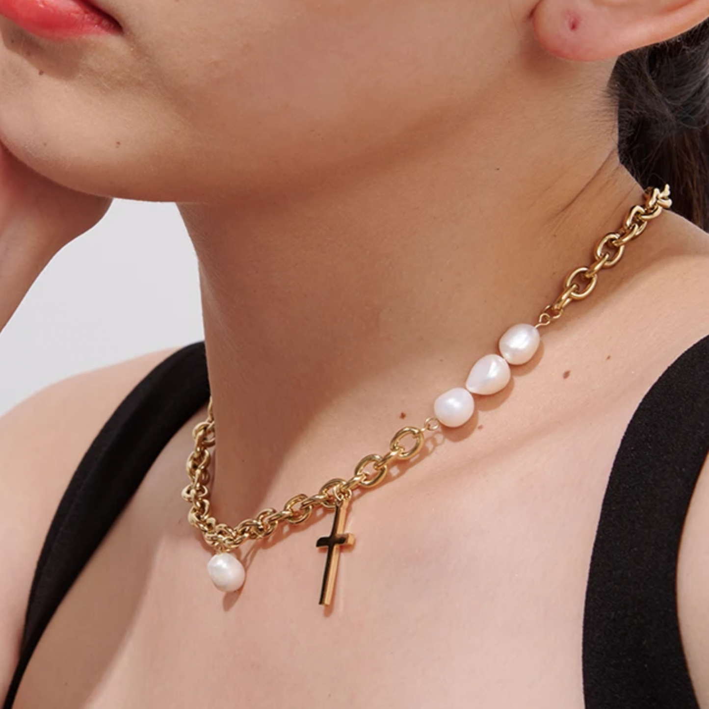 Colier Lacey, auriu, cu pandativ cruce, din otel inoxidabil si perle naturale de cultura, placat cu aur 18K - Colectia Universe of Pearls