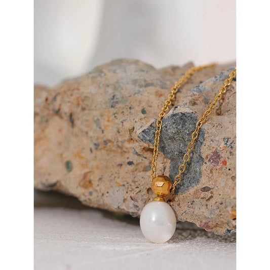 Colier Cassidy, auriu, din otel inoxidabil placat cu aur 18K, cu pandantiv perla naturala de cultura - Colectia Universe of Pearls