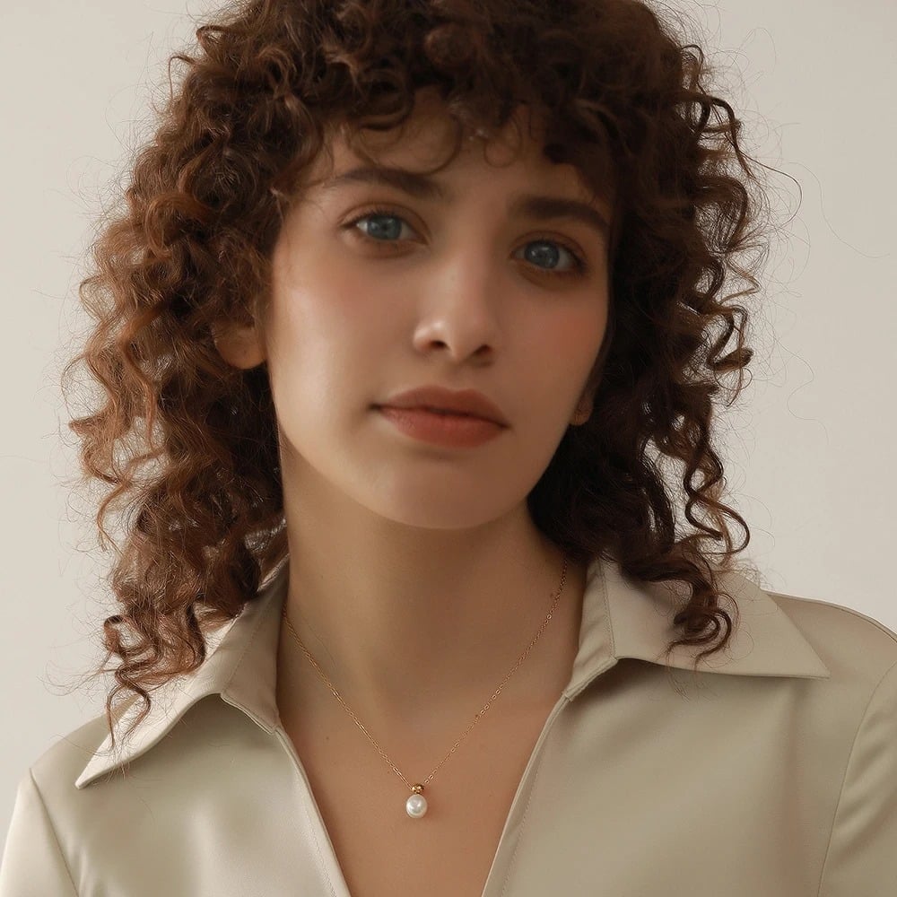Colier Cassidy, auriu, din otel inoxidabil placat cu aur 18K, cu pandantiv perla naturala de cultura - Colectia Universe of Pearls