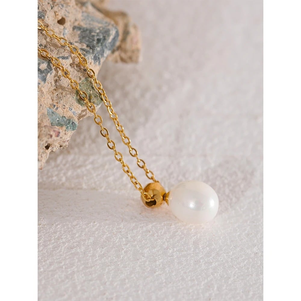 Colier Cassidy, auriu, din otel inoxidabil placat cu aur 18K, cu pandantiv perla naturala de cultura - Colectia Universe of Pearls