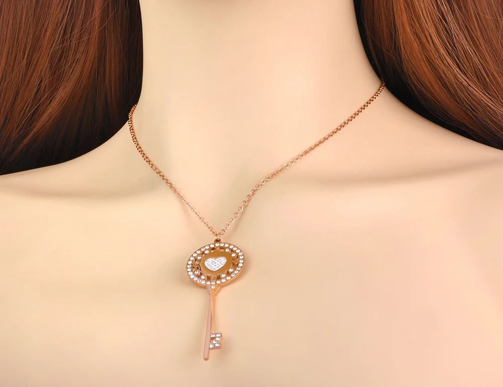 Colier Azalea, auriu rose, din otel inoxidabil placat cu aur 18K, cu pandantiv in forma de cheie - Colectia Parisian