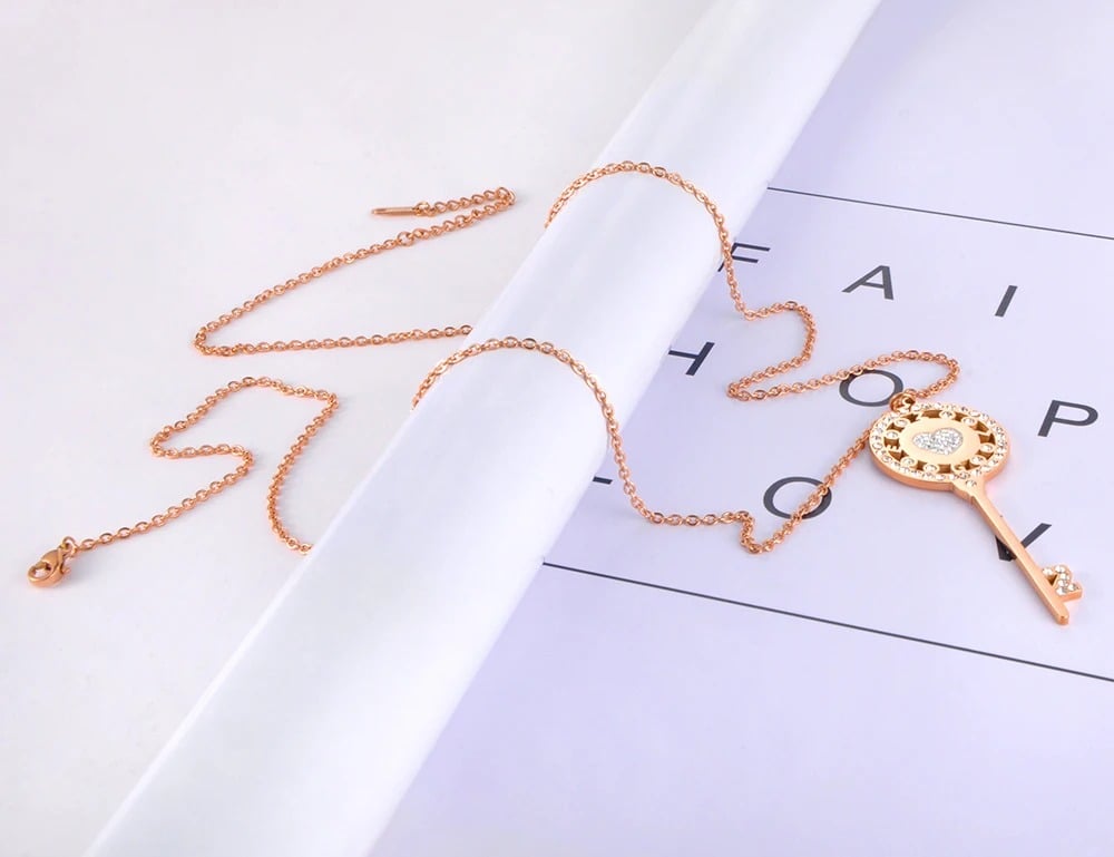 Colier Azalea, auriu rose, din otel inoxidabil placat cu aur 18K, cu pandantiv in forma de cheie - Colectia Parisian