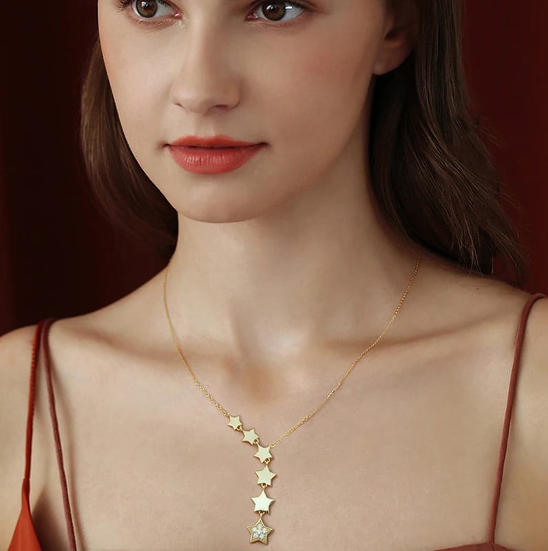 Colier Linda, auriu, lung, din otel inoxidabil placat cu aur 18k, model cu stele