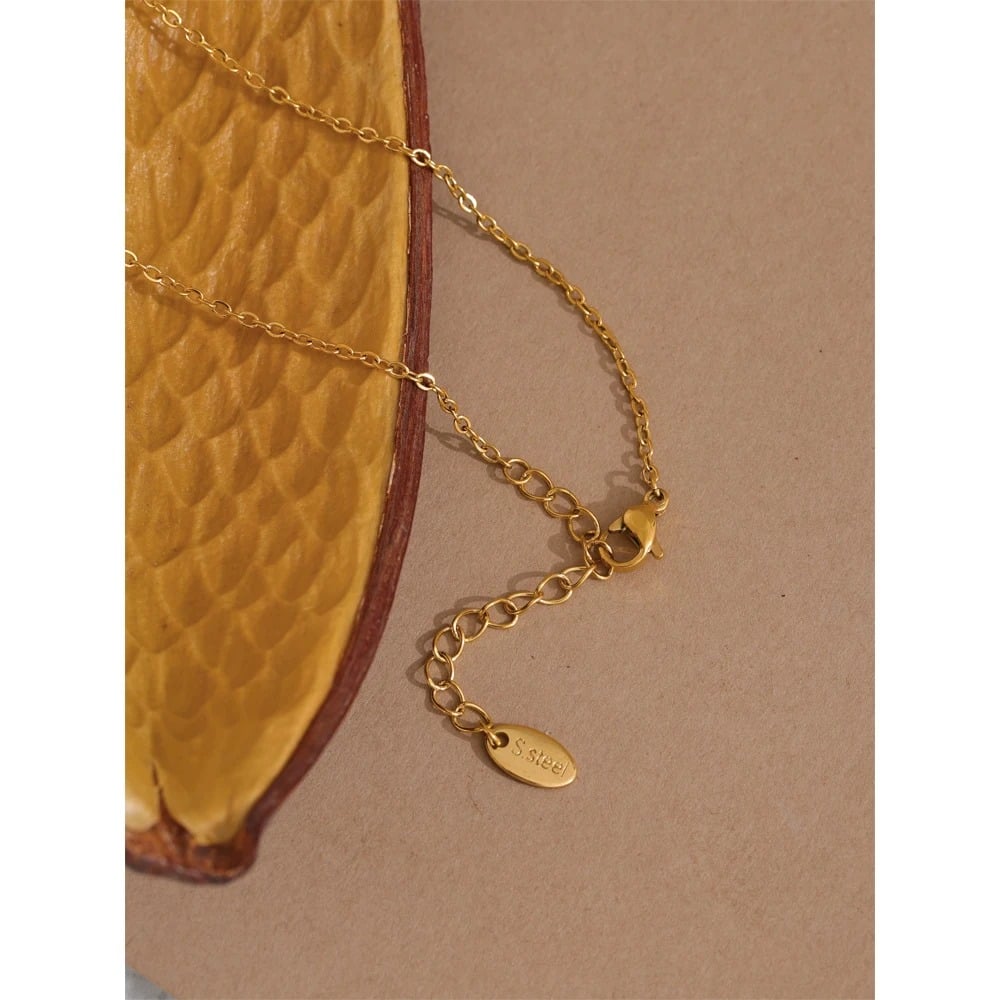 Amaris necklace, gold, with floral pendant, made of 18K gold-plated stainless steel