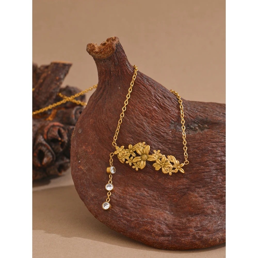Amaris necklace, gold, with floral pendant, made of 18K gold-plated stainless steel