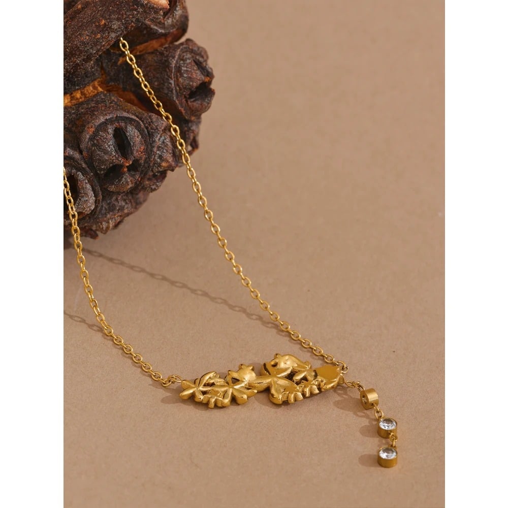 Amaris necklace, gold, with floral pendant, made of 18K gold-plated stainless steel