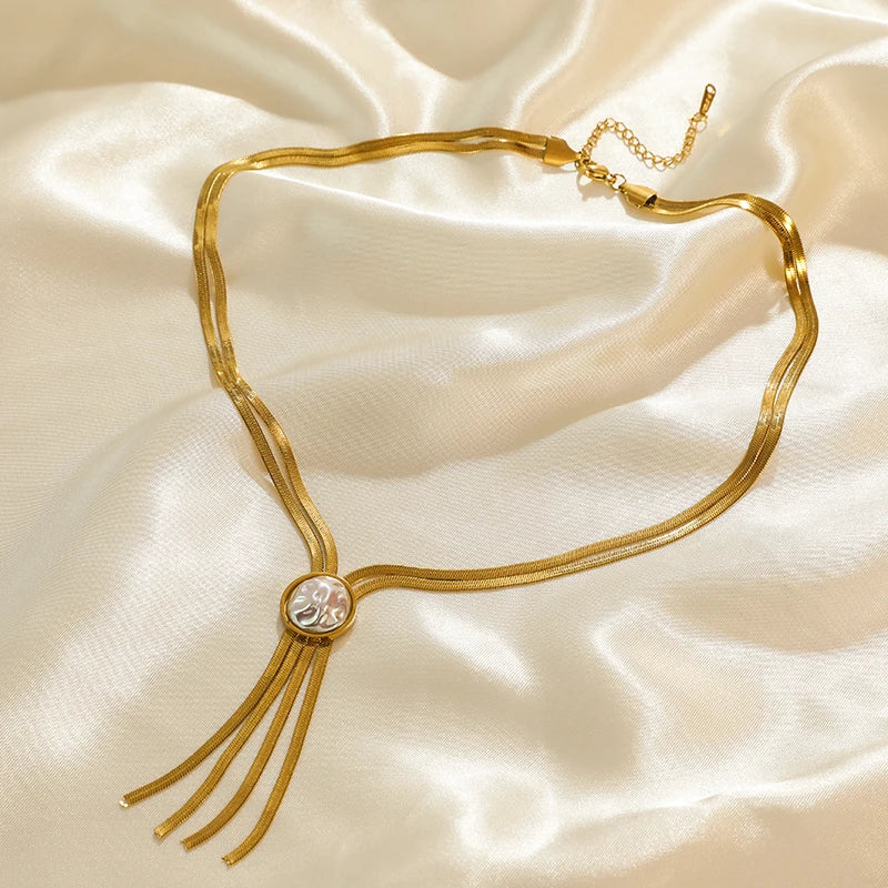 Colier Keira, auriu, cu pandantiv lung cu perla, din otel inoxidabil placat cu aur 18K - Colectia Universe of Pearls
