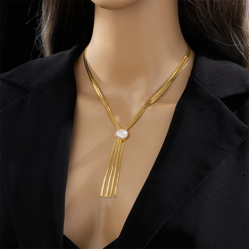 Colier Keira, auriu, cu pandantiv lung cu perla, din otel inoxidabil placat cu aur 18K - Colectia Universe of Pearls