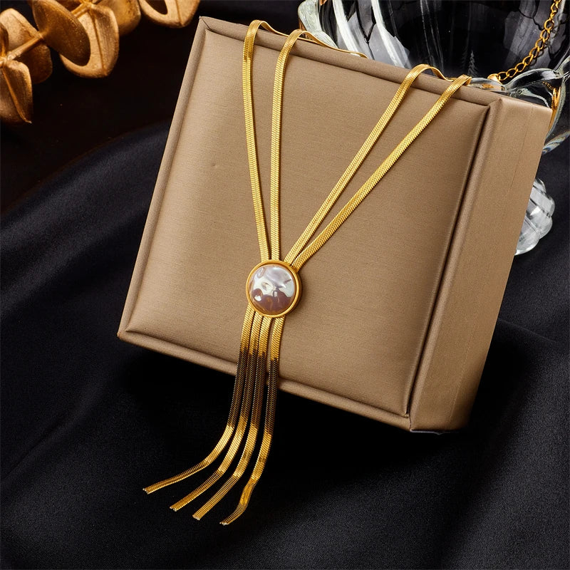 Colier Keira, auriu, cu pandantiv lung cu perla, din otel inoxidabil placat cu aur 18K - Colectia Universe of Pearls