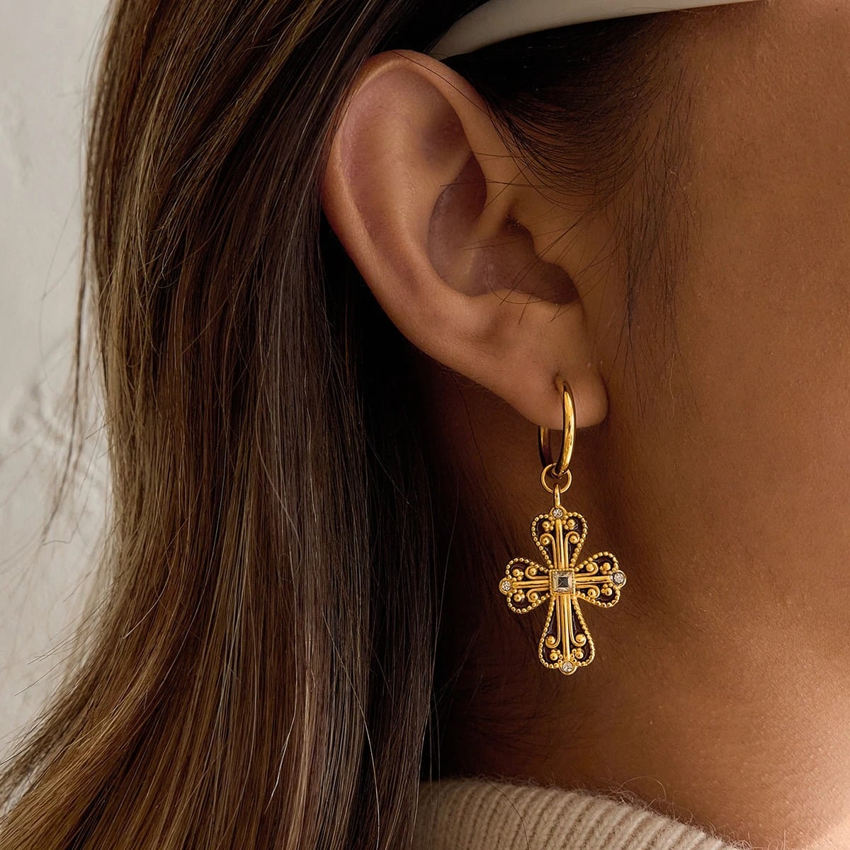 Mazie Earrings, gold, cross-shaped, made of 18K gold-plated stainless steel