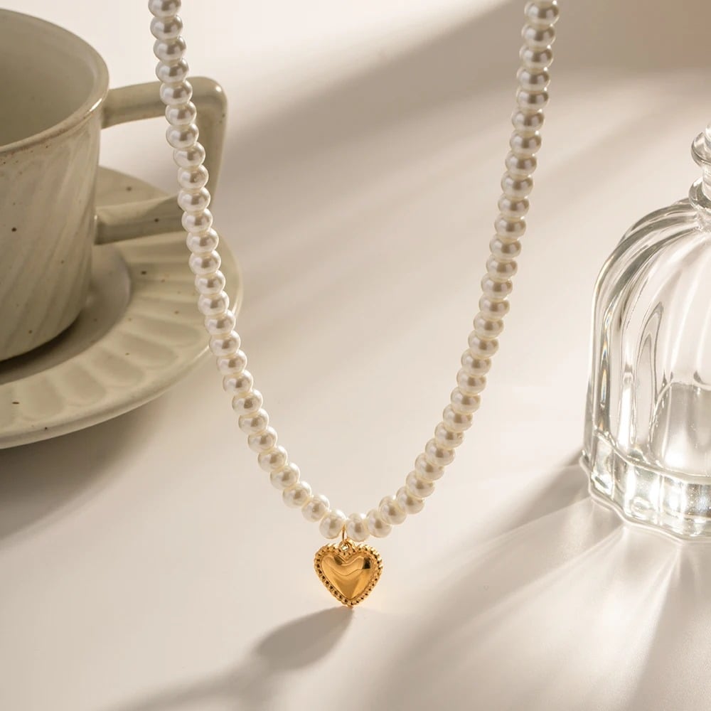 Anysia Necklace, gold, with pearls and heart pendant, made of stainless steel - Universe of Pearls Collection