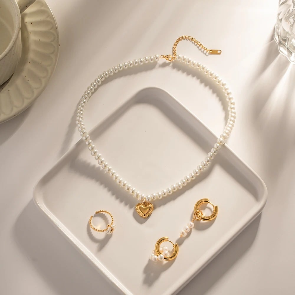 Anysia Necklace, gold, with pearls and heart pendant, made of stainless steel - Universe of Pearls Collection
