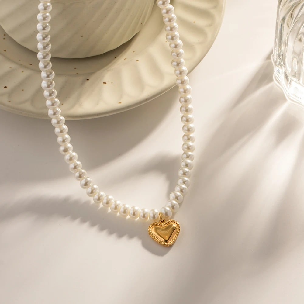 Anysia Necklace, gold, with pearls and heart pendant, made of stainless steel - Universe of Pearls Collection