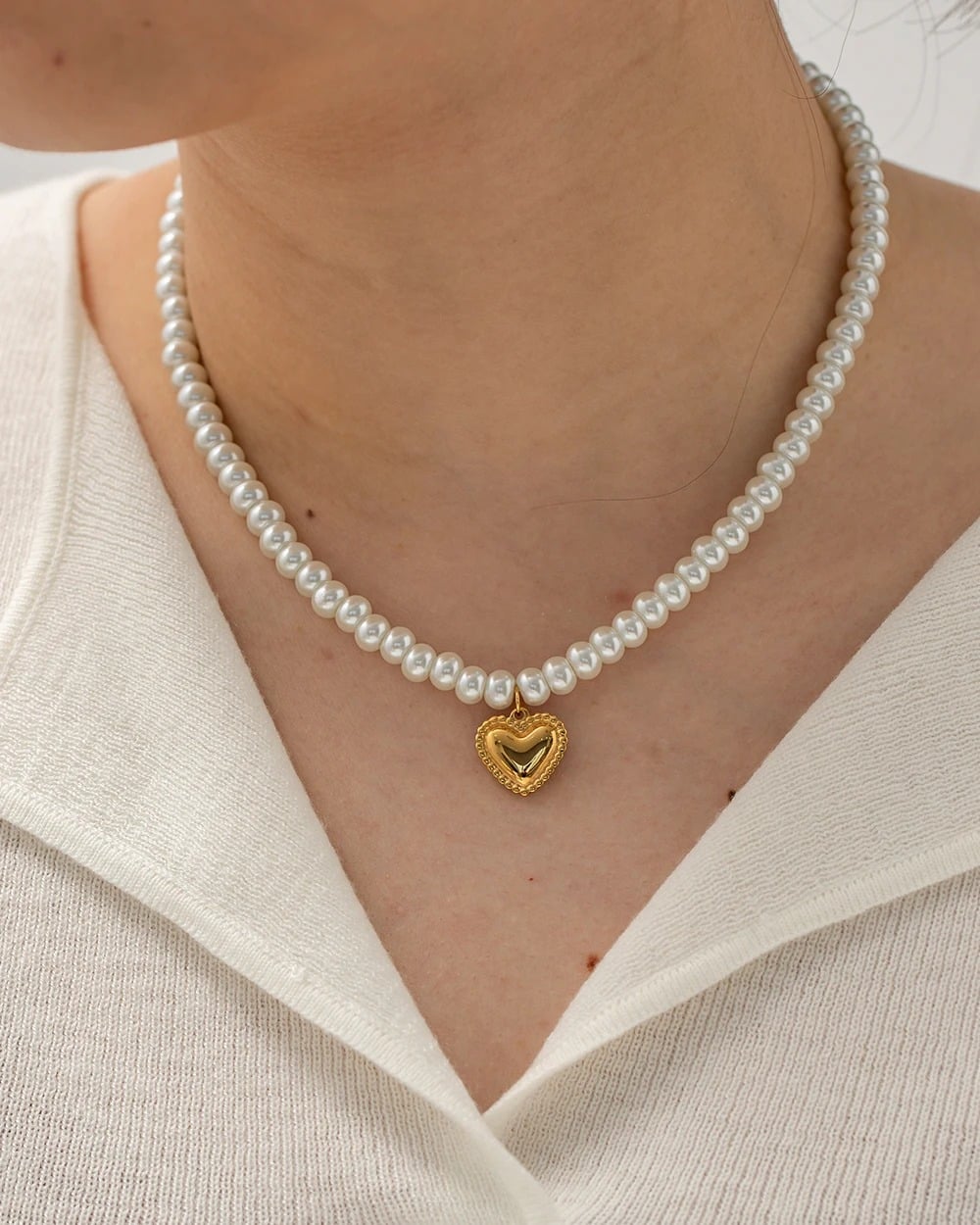 Anysia Necklace, gold, with pearls and heart pendant, made of stainless steel - Universe of Pearls Collection