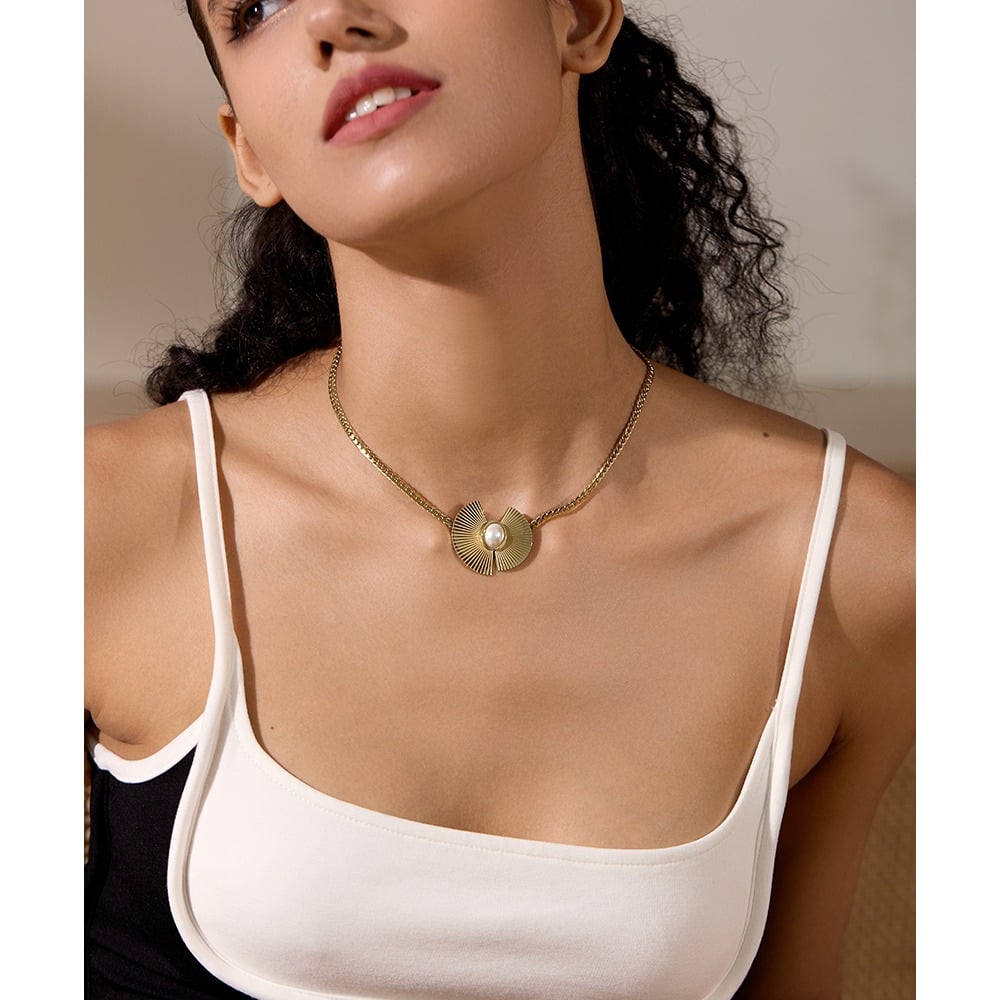 Paulina Necklace, gold, made of 18K gold-plated stainless steel and pearl, with a fan-shaped pendant - Parisian Collection