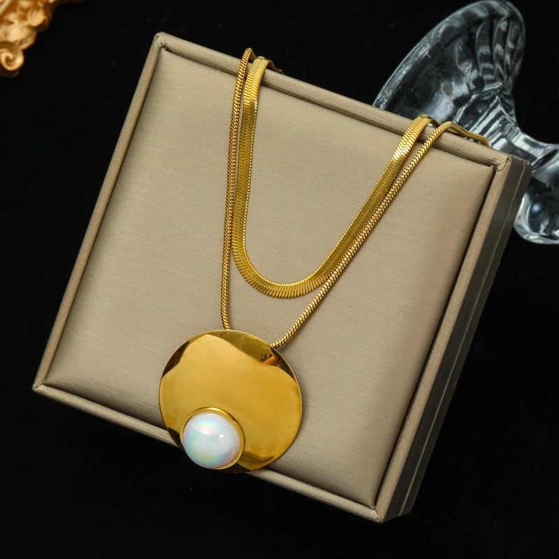 Colier Janet, auriu, din otel inoxidabil placat cu aur 18K, cu pandantiv rotund