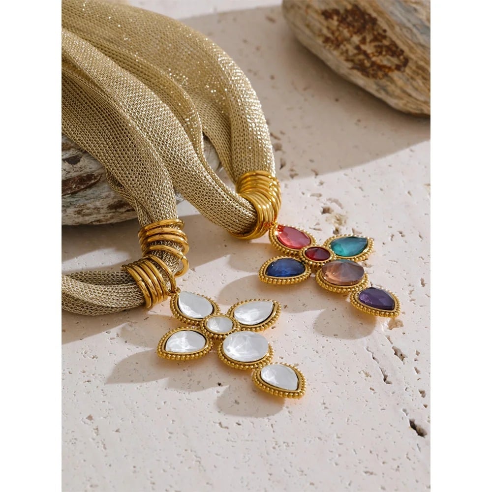 Colier Sara, auriu, cu pandantiv cu pietre albe in forma de cruce, din otel inoxidabil placat cu aur 18K - Colectia Glamour