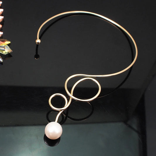 Carley Gold Choker Necklace, decorated with a pearl, bent metal design, adjustable - Universe of Pearls Collection