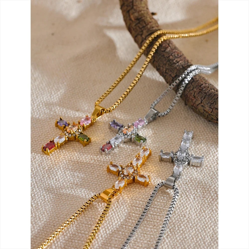 Colier Trinity, auriu, cu pietre multicolore si pandantiv in forma de cruce, din otel inoxidabil placat cu aur 18K