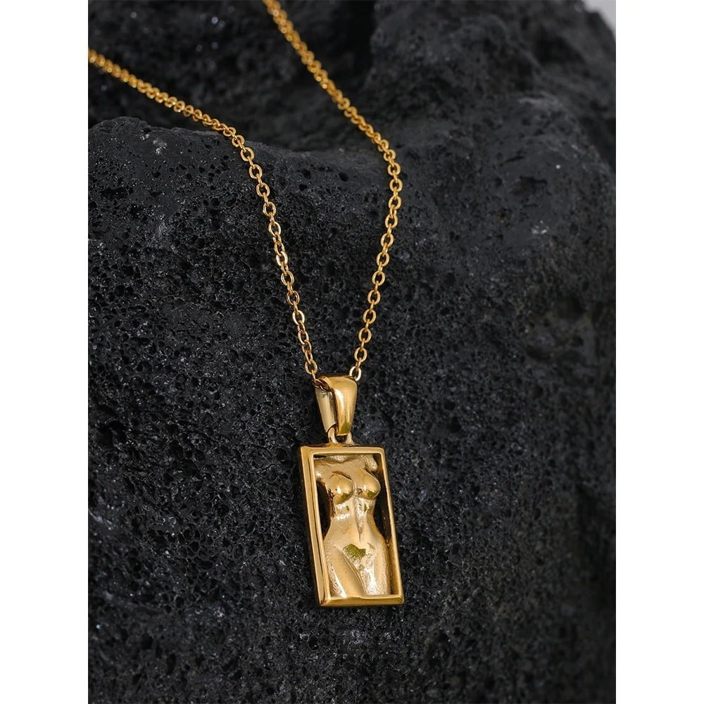 Colier Jadis, auriu, din otel inoxidabil placat cu aur 18K, cu pandantiv bust feminin
