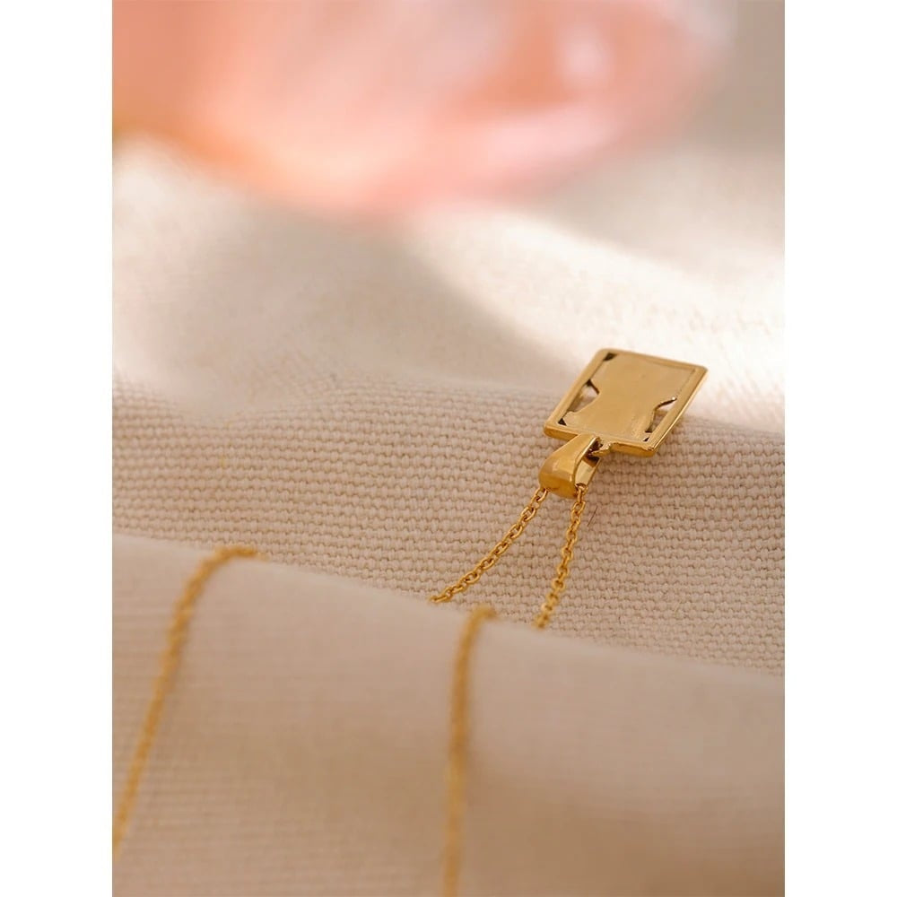 Colier Jadis, auriu, din otel inoxidabil placat cu aur 18K, cu pandantiv bust feminin