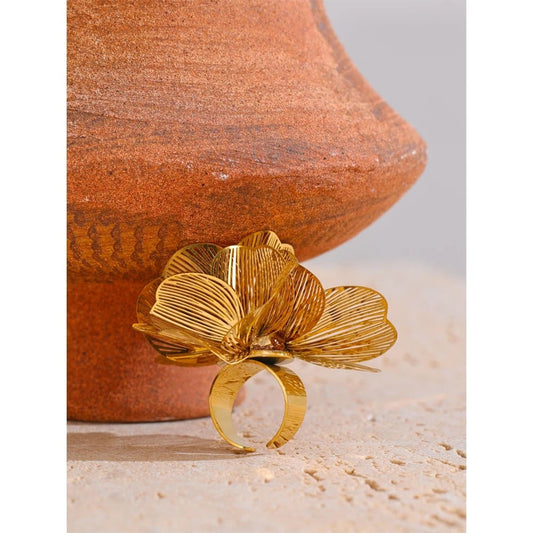 Eda ring, gold, oversized, made of gold-plated stainless steel, with an abstract floral design, adjustable - Glamour Collection