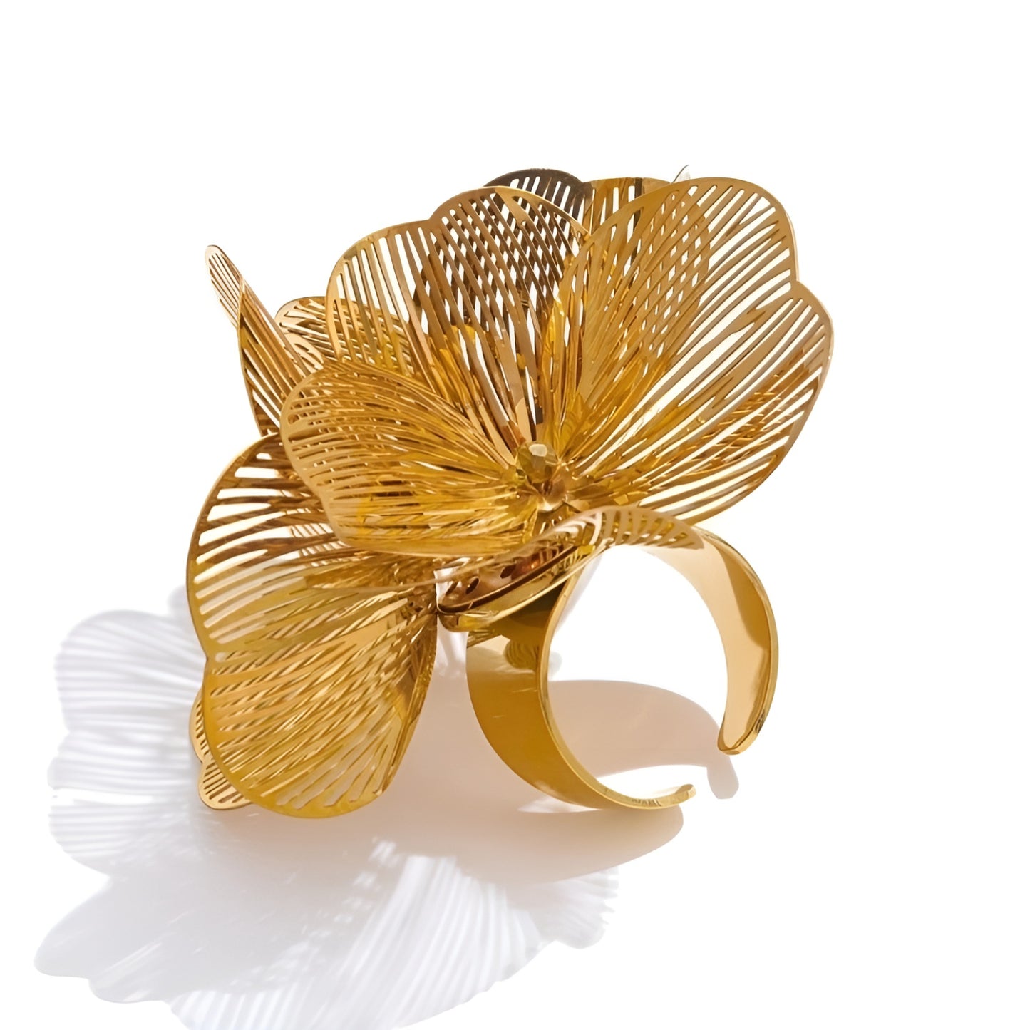 Eda ring, gold, oversized, made of gold-plated stainless steel, with an abstract floral design, adjustable - Glamour Collection