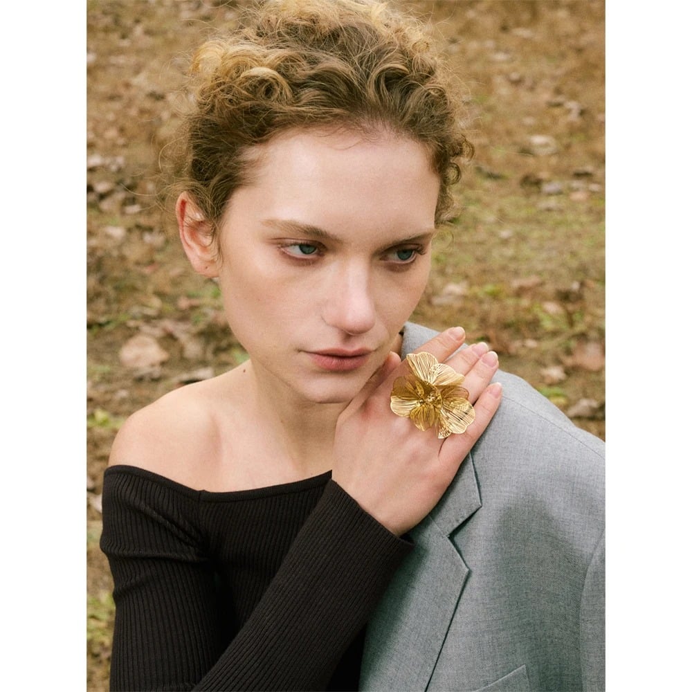Eda ring, gold, oversized, made of gold-plated stainless steel, with an abstract floral design, adjustable - Glamour Collection