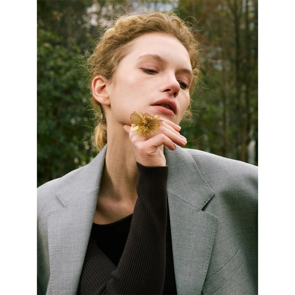 Eda ring, gold, oversized, made of gold-plated stainless steel, with an abstract floral design, adjustable - Glamour Collection