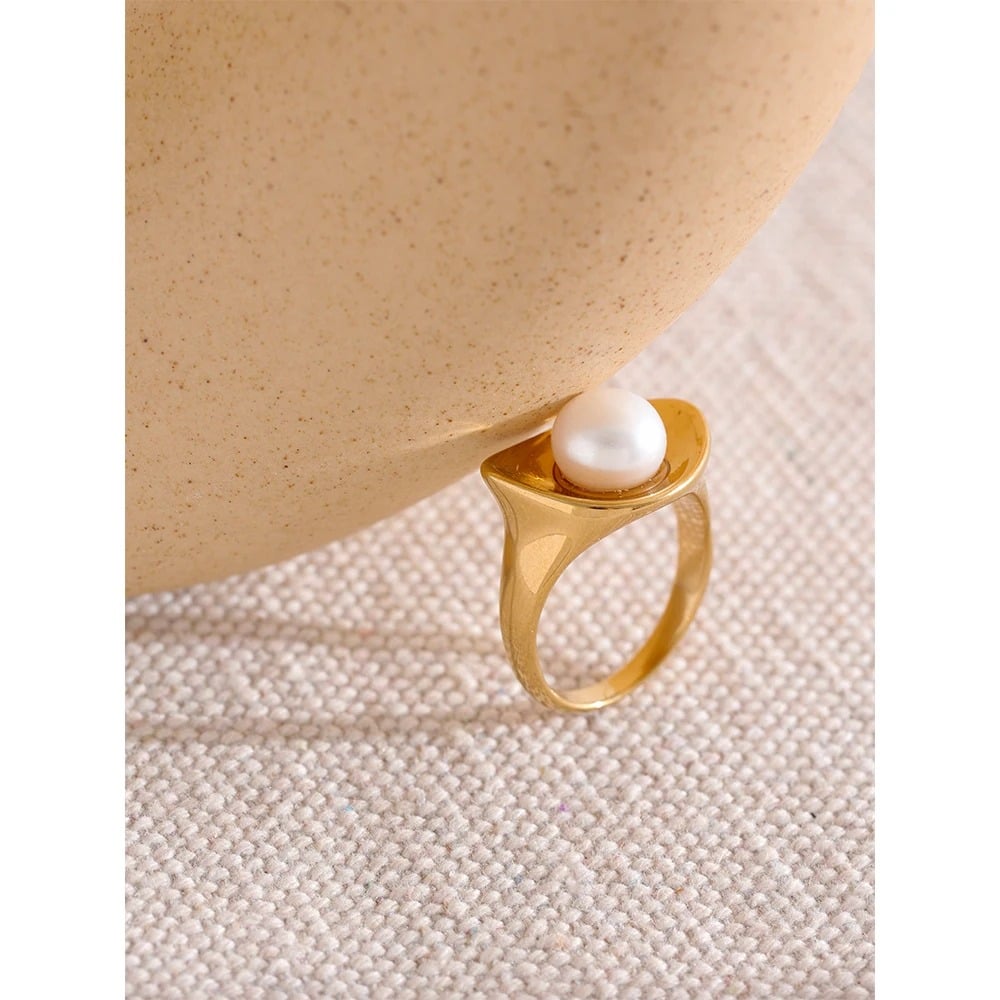 Inel Selene, auriu, din otel inoxidabil placat cu aur 18K si perla de cultura - Colectia Universe of Pearls
