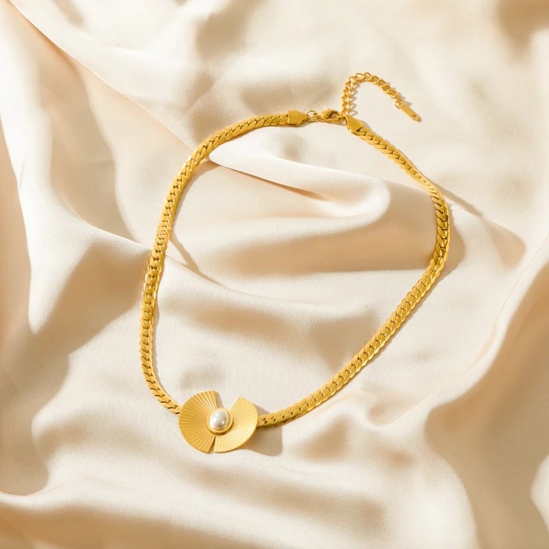 Paulina Necklace, gold, made of 18K gold-plated stainless steel and pearl, with a fan-shaped pendant - Parisian Collection