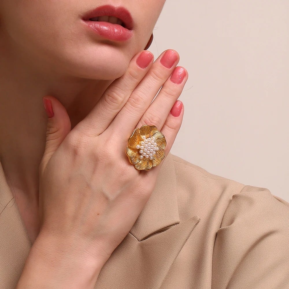 Erie Ring, gold, flower-shaped, with pearls, made of 18K gold-plated stainless steel - Universe of Pearls Collection