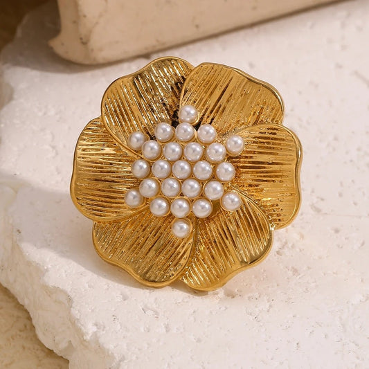 Erie Ring, gold, flower-shaped, with pearls, made of 18K gold-plated stainless steel - Universe of Pearls Collection