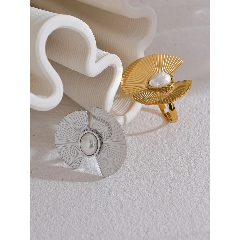 Paulina ring, gold, 18K gold-plated stainless steel and pearl, fan-shaped, adjustable - Parisian Collection