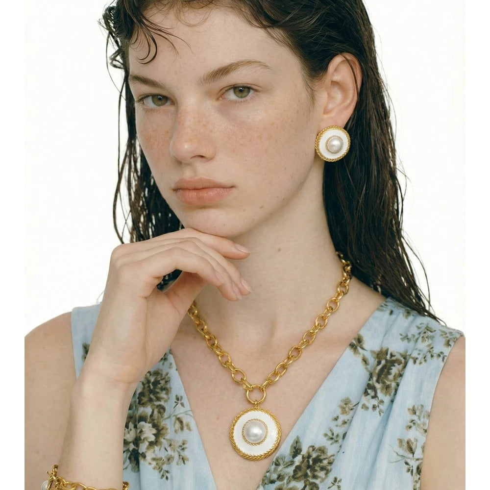 Cercei Sandy, rotunzi, aurii, cu perle si model statement, din otel inoxidabil placat cu aur 18K - Colectia Universe of Pearls