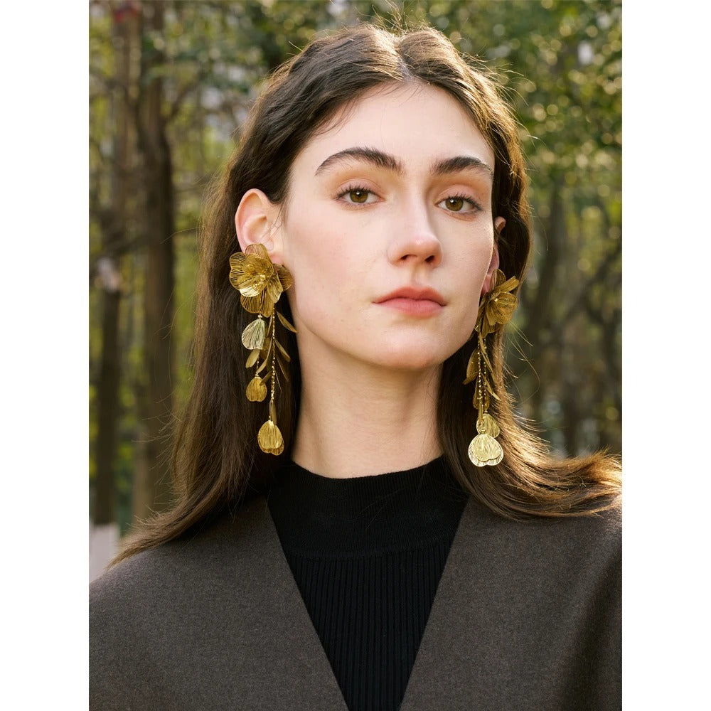 Cercei Carmella, lungi, aurii, din inox placat cu aur 18K, cu model floral statement - Colectia Glamour