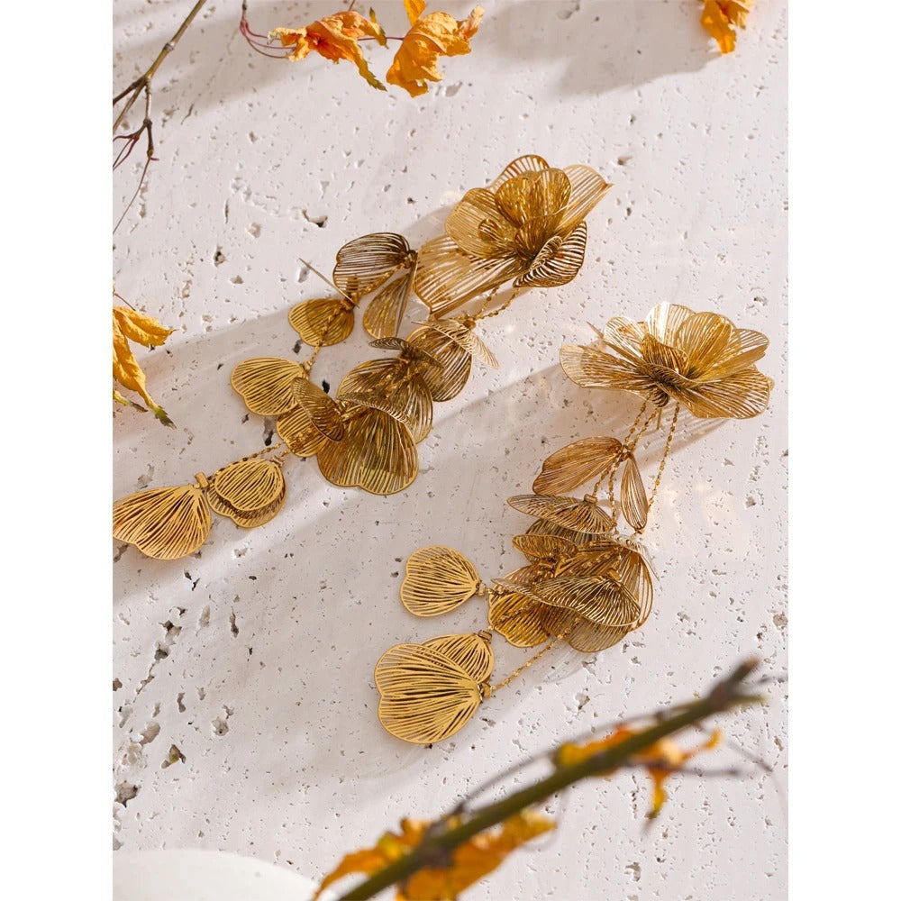 Cercei Carmella, lungi, aurii, din inox placat cu aur 18K, cu model floral statement - Colectia Glamour