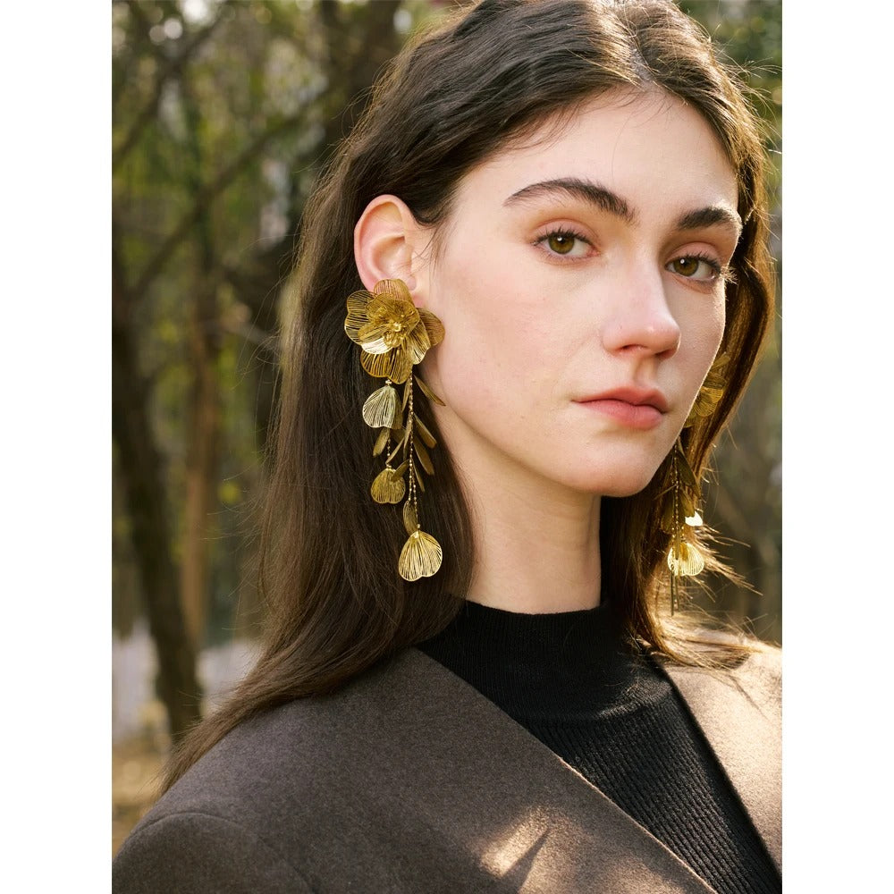 Cercei Carmella, lungi, aurii, din inox placat cu aur 18K, cu model floral statement - Colectia Glamour